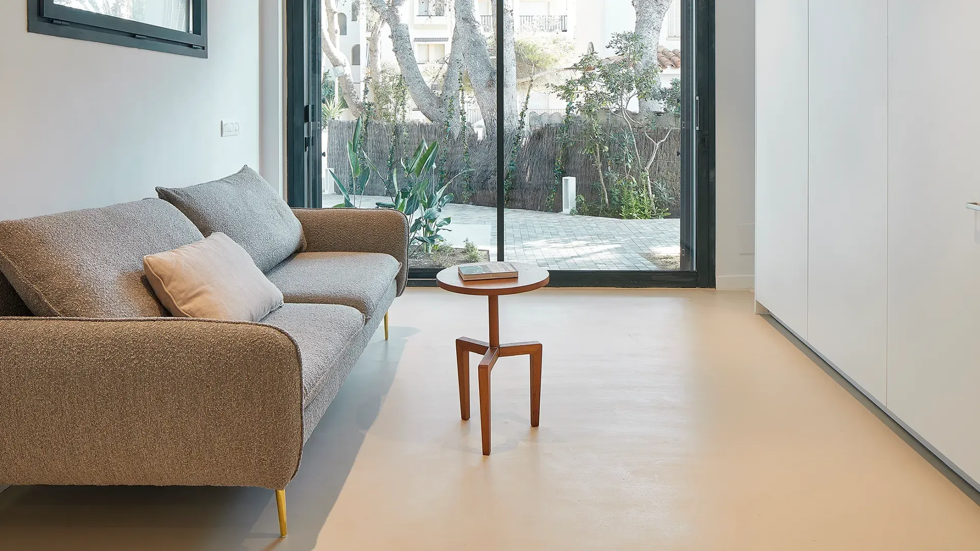 Salón con suelo continuo de microcemento