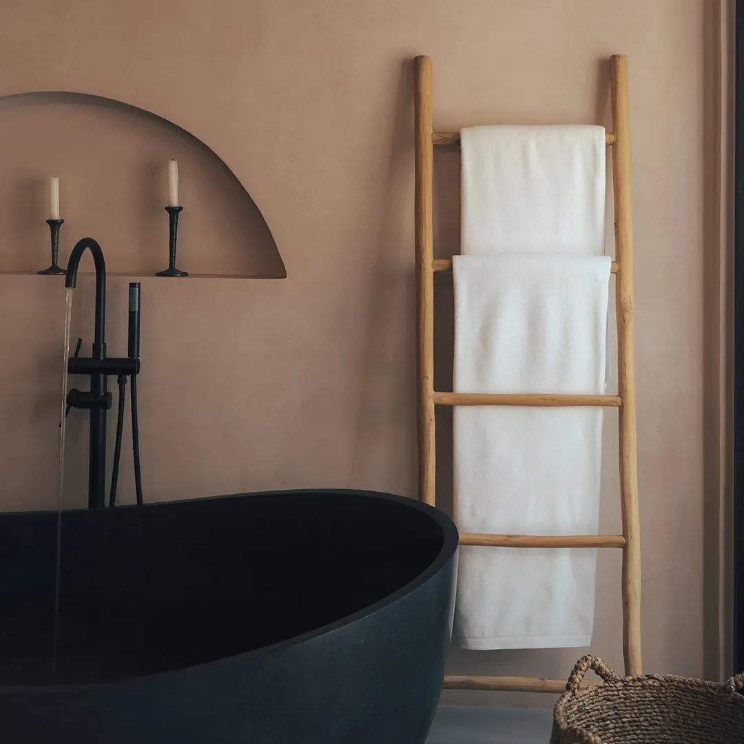 Baño con bañera exenta y paredes de Clay® en tono tierra