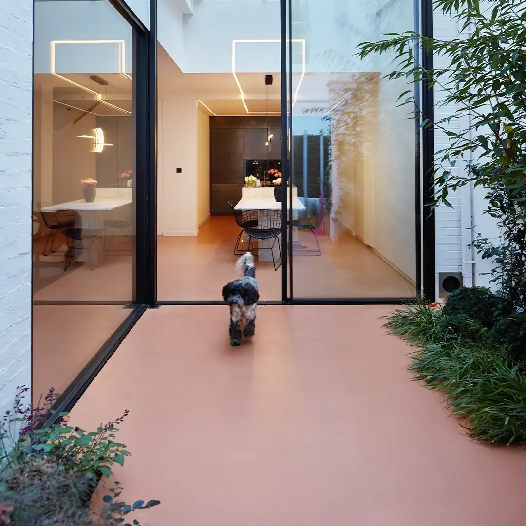 A glazed courtyard with a seamless Ecocemento® floor