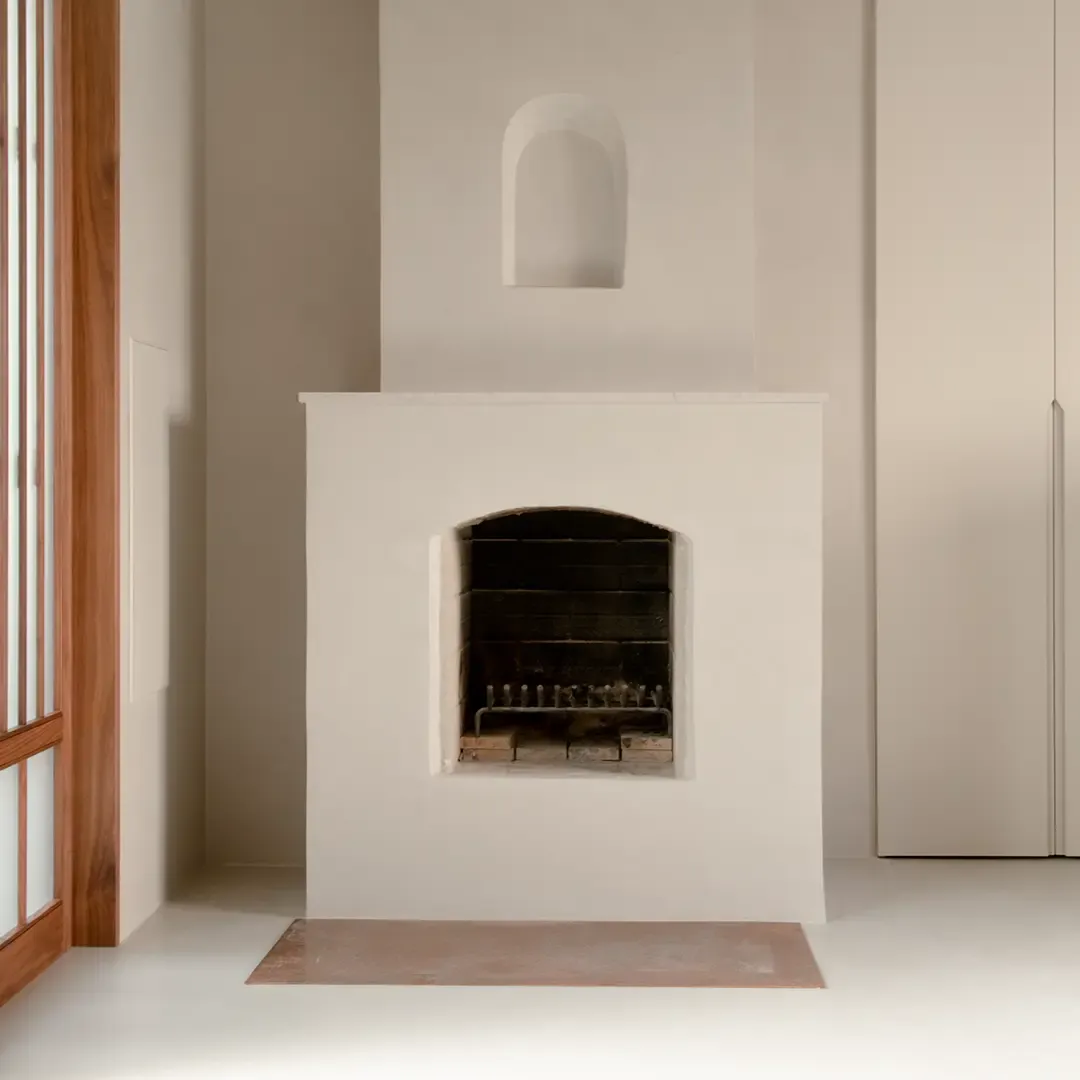 A living room with a fireplace and a seamless Ecocemento® floor