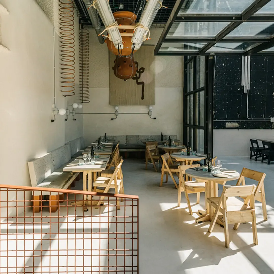 A glazed restaurant with a seamless Ecocemento® floor
