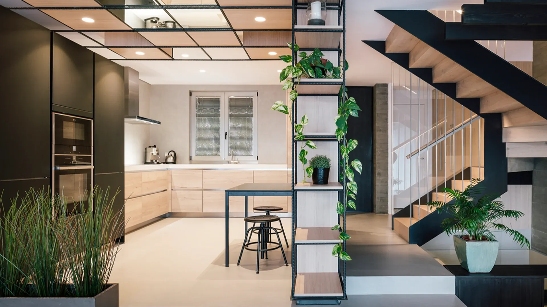 Cocina con suelo y frentes continuos de microcemento