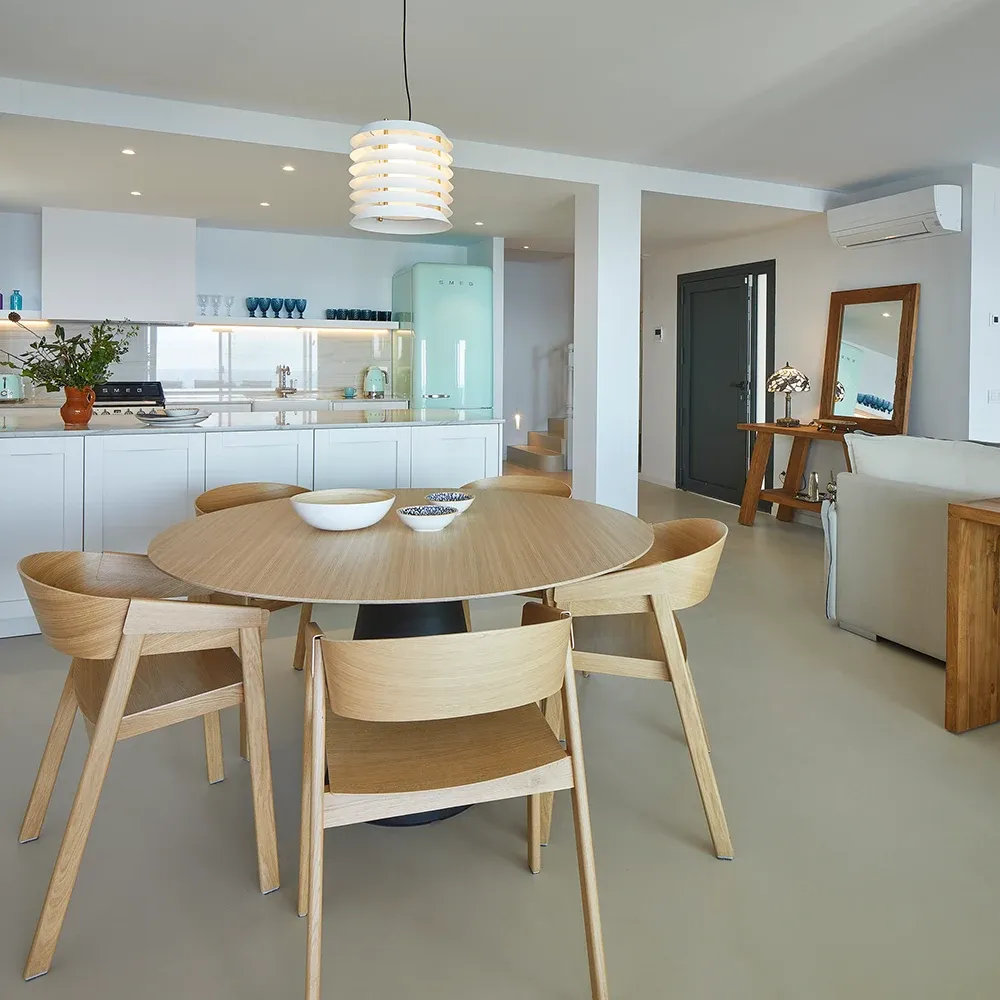 An open kitchen with a seamless microcement floor