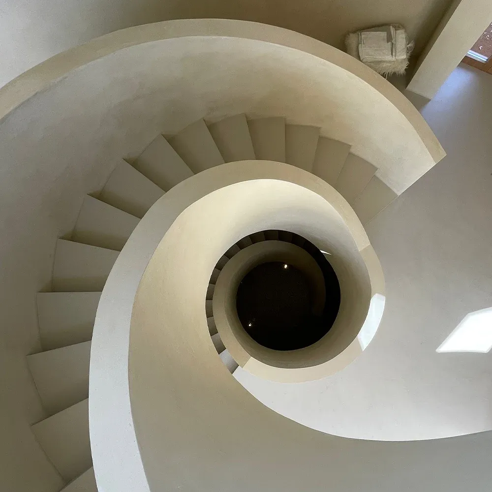 Escalera de caracol revestida en microcemento