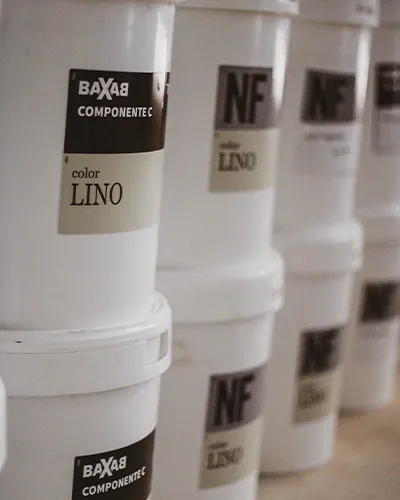 Envases de microcemento Baxab preparados para su distribución