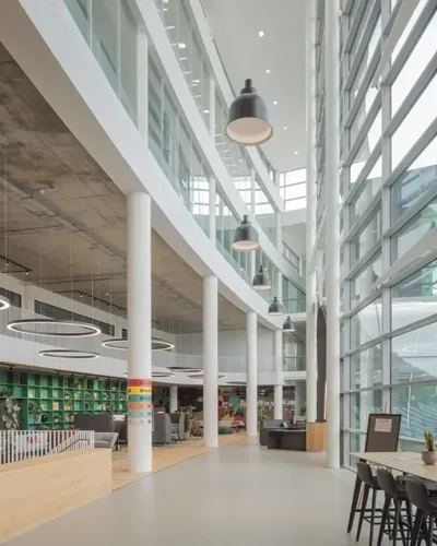 Atrio de un edificio de oficinas con pavimento continuo de microcemento