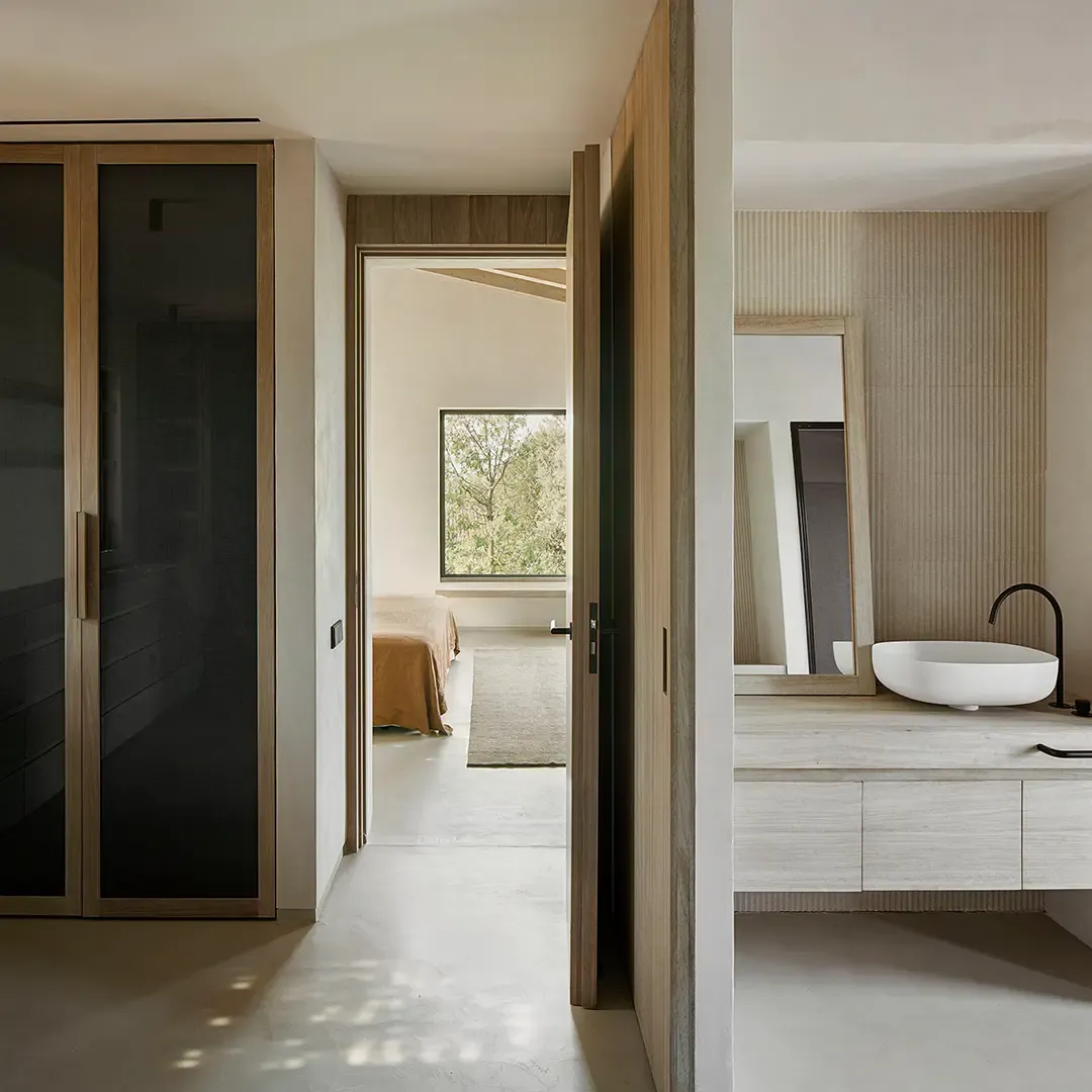 A corridor and bathroom with an underfloor heated Summery® floor