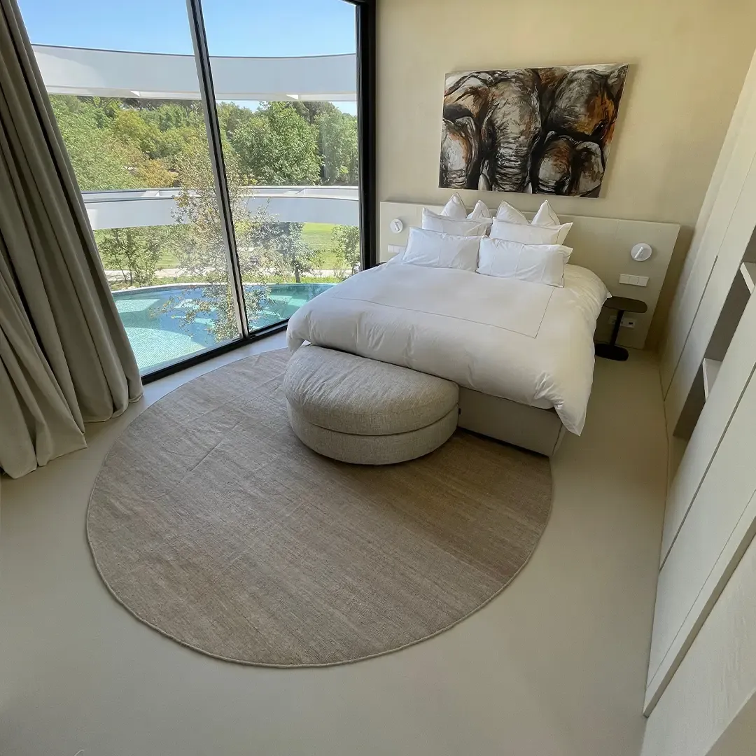 A bedroom with an underfloor heated Summery® floor