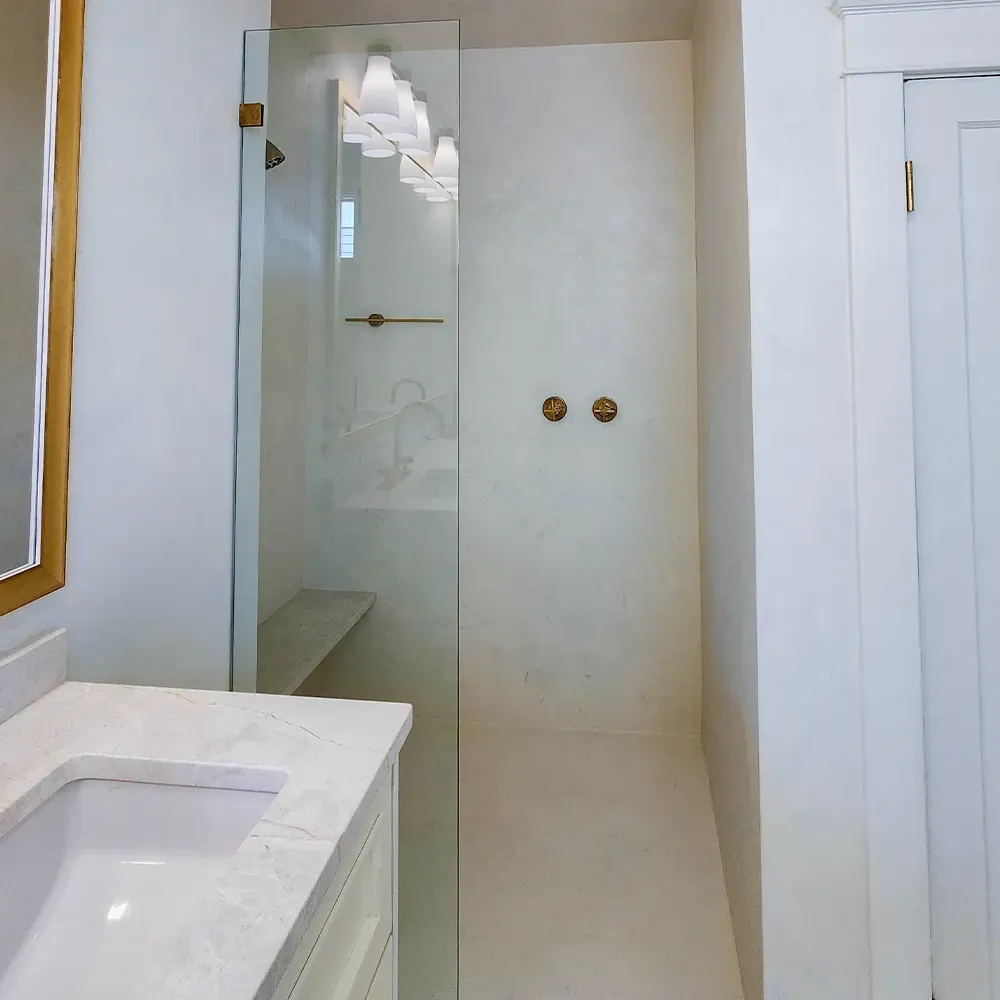A built-in shower finished in microcement