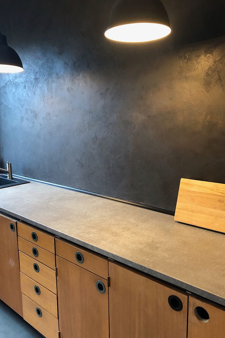 remodelacion-microcemento-baxab-cocina-paredes-pisos-color-negro-metalico-españa
