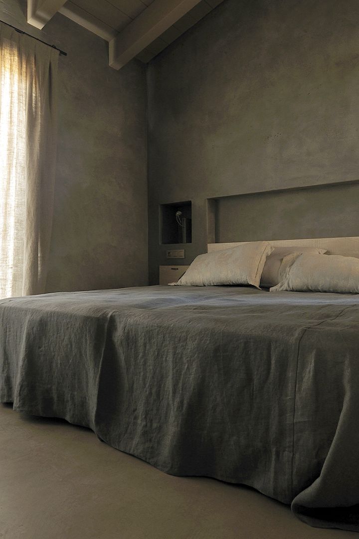 remodelacion-microcemento-baxab-habitacion-paredes-pisos-color-gris-oscuro-españa