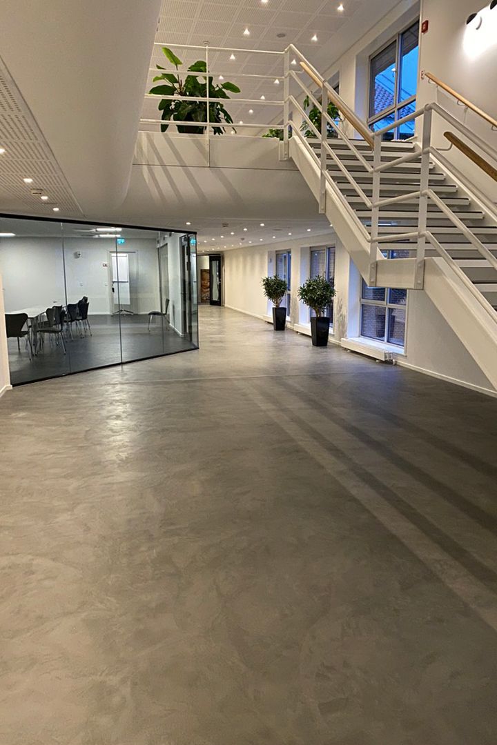 remodelacion-microcemento-baxab-oficina-pisos-color-gris-ceniza-dinamarca-Gydevang
