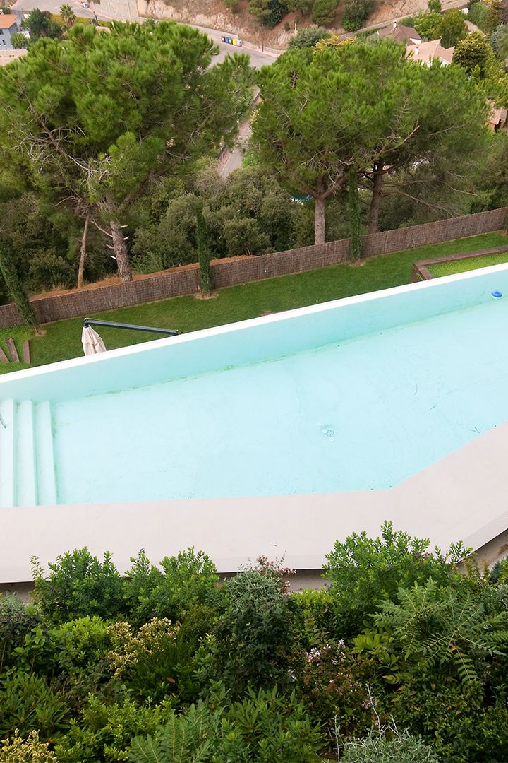 remodelacion-microcemento-t/swim-casa-piscina-color-blanco-españa-1