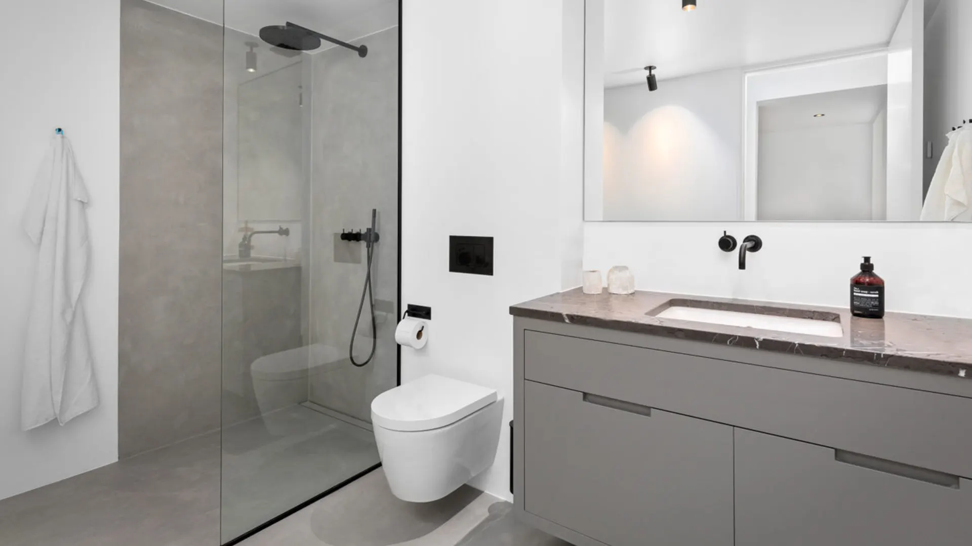 Baño revestido en su totalidad con microcemento$ - Modern - Bathroom -  Barcelona - by FUTURCRET